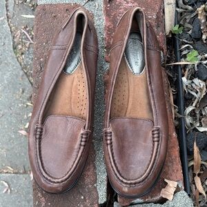 Brown women’s hush puppies Leather Loafers size 8